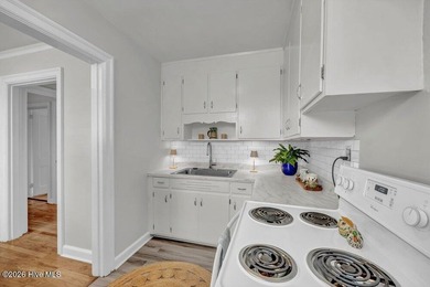 1940's condo with all the charm of wood floors, large rooms, and - photo 11