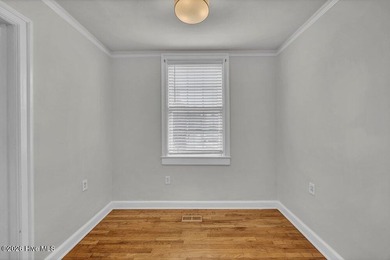 1940's condo with all the charm of wood floors, large rooms, and - photo 17