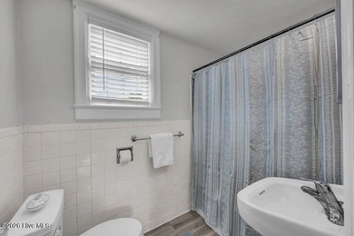 1940's condo with all the charm of wood floors, large rooms, and - photo 23