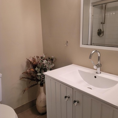 Nice condo priced to sell,below comps. Beautifully remodeled - photo 23