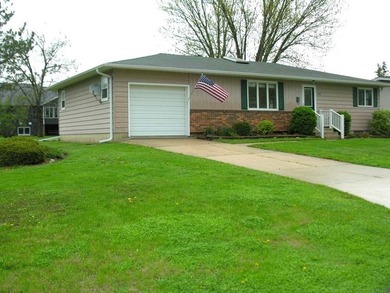 Attractive, South-facing Ranch home with main-floor laundry - photo 3
