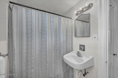 1940's condo with all the charm of wood floors, large rooms, and - photo 24