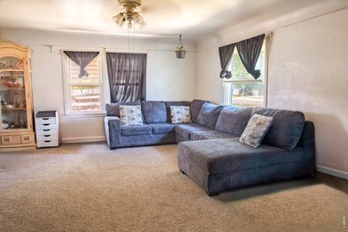 Great starter home or investment opportunity with tons of - photo 3