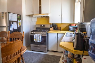 Great starter home or investment opportunity with tons of - photo 4