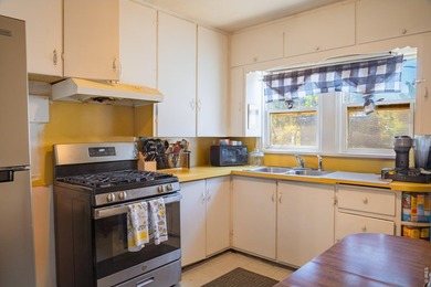 Great starter home or investment opportunity with tons of - photo 5
