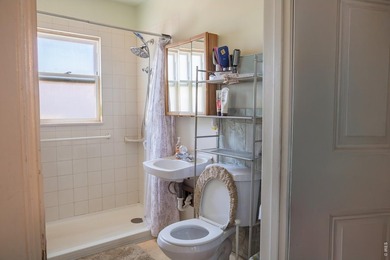 Great starter home or investment opportunity with tons of - photo 8