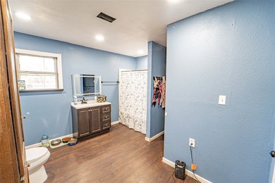 Waterfront Lake Home Move-In Ready! Enjoy the rare opportunity - photo 23