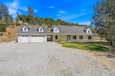 Gorgeous custom farmhouse situated on 5 acres, offering 3 - photo 2