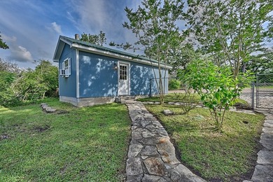 Located just minutes from Lake Somerville, this 2-bedroom - photo 25