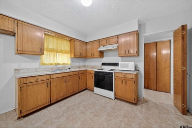Discover the perfect blend of comfort and space in this - photo 11