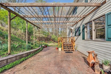 Welcome to your Smith Mountain Lake retreat! Tucked away in a - photo 47