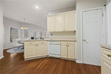 Elegant and spacious 5-bedroom, 2.5-bath residence located in a - photo 6