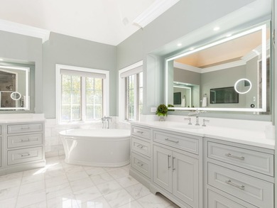 Custom Havlicek residence in Crane Road Estates. Set on a 1 - photo 21