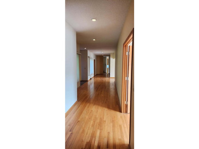 Beautiful 3-bedroom home featuring 2 ensuite bathrooms and a - photo 18