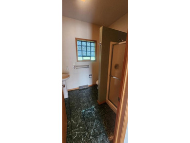 Beautiful 3-bedroom home featuring 2 ensuite bathrooms and a - photo 24