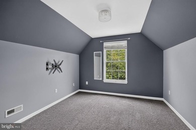 Beautifully maintained 4-Bedroom home on close to a half acre - photo 28