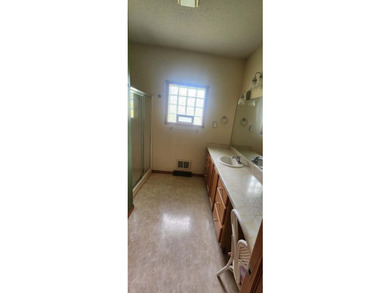 Beautiful 3-bedroom home featuring 2 ensuite bathrooms and a - photo 32