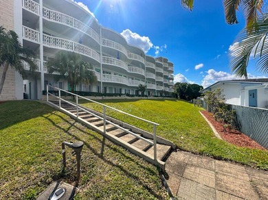 Lake Osborne Condo For Sale in Lake Worth Beach Florida