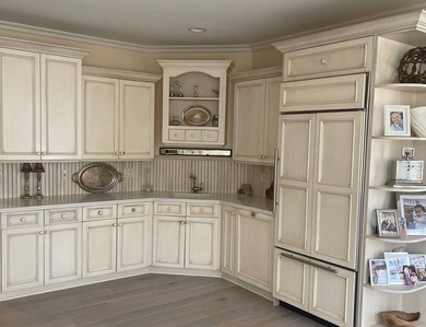 This beautiful custom-built home in the famed Bell Estate - photo 6