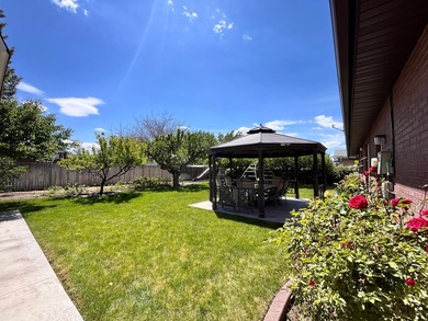 Newly remodeled home in a wonderful neighborhood. Beautiful yard - photo 27