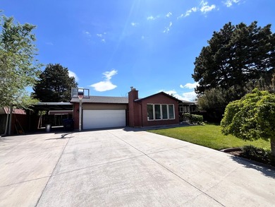 Newly remodeled home in a wonderful neighborhood. Beautiful yard - photo 32