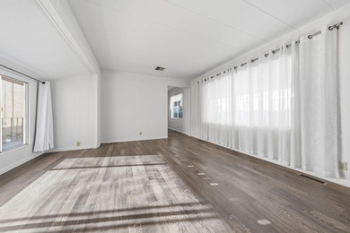 Welcome home to this beautifully maintained, light-filled - photo 4
