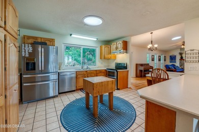 Tucked away on a quiet cul-de-sac in the desirable Tomoka Oaks - photo 12