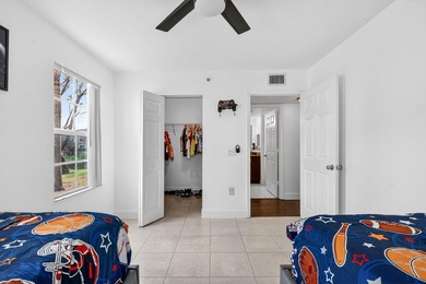 Spacious 3BR/2BA First-Floor Corner Unit with Split Bedroom - photo 17