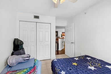 Spacious 3BR/2BA First-Floor Corner Unit with Split Bedroom - photo 19