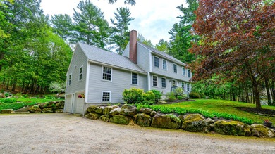 Welcome to this well-maintained Colonial-style home offering 3 - photo 2