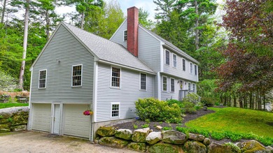 Welcome to this well-maintained Colonial-style home offering 3 - photo 3