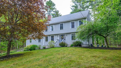 Welcome to this well-maintained Colonial-style home offering 3 - photo 4