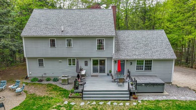 Welcome to this well-maintained Colonial-style home offering 3 - photo 5