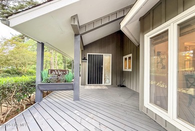 Welcome to 7 Inverness Place, a fully remodeled golf-front home - photo 12
