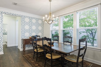 Nestled right in the heart of a high-energy, lively neighborhood - photo 15