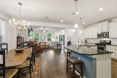 Nestled right in the heart of a high-energy, lively neighborhood - photo 16