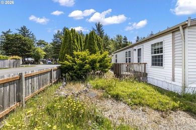 3 bed, 2 bath Fleetwood home with a nice open layout. The - photo 5
