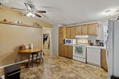 3 bed, 2 bath Fleetwood home with a nice open layout. The - photo 9