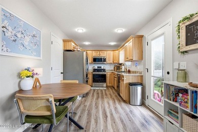 Welcome home to the perfect blend of space, comfort, and - photo 11