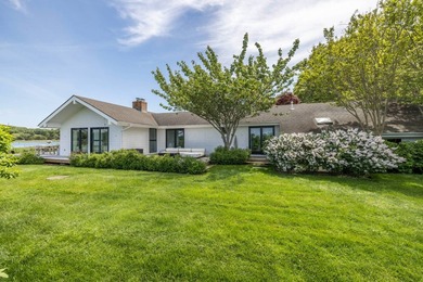 Where sweeping views over Three Mile Harbor meet the quiet charm - photo 3