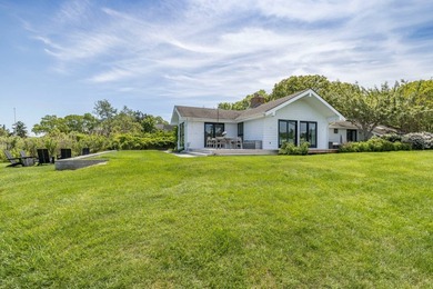 Where sweeping views over Three Mile Harbor meet the quiet charm - photo 7