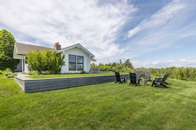 Where sweeping views over Three Mile Harbor meet the quiet charm - photo 8