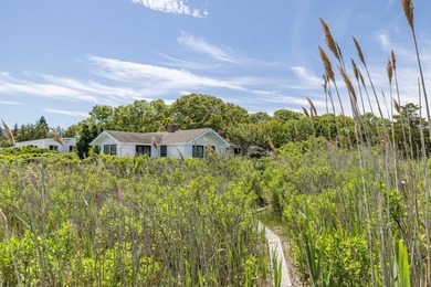 Where sweeping views over Three Mile Harbor meet the quiet charm - photo 9
