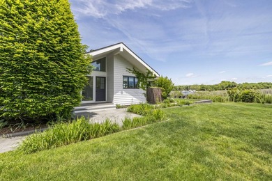 Where sweeping views over Three Mile Harbor meet the quiet charm - photo 10