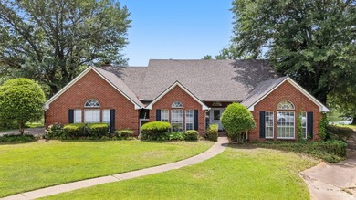 Tucked away on a cul-de-sac in a peaceful lakefront neighborhood - photo 1