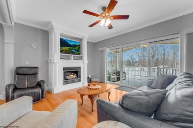 Welcome to easy, low maintenance living on the golf course. This - photo 4
