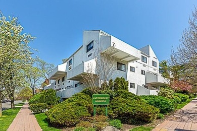 (private lake, pond, coastal) Home Sale Pending in Great Neck New York