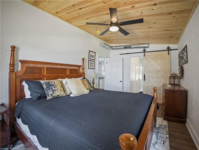 Luxury Lake June Lakefront Home, Newly Remodeled, 4 Bedrooms, 3 - photo 18