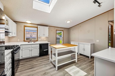 Beautifully updated home ready for you to move right in! As you - photo 18