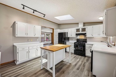 Beautifully updated home ready for you to move right in! As you - photo 19